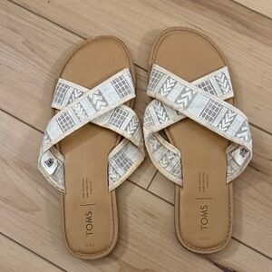 TOMS Women's Cream and Gray Criss-Cross Sandals